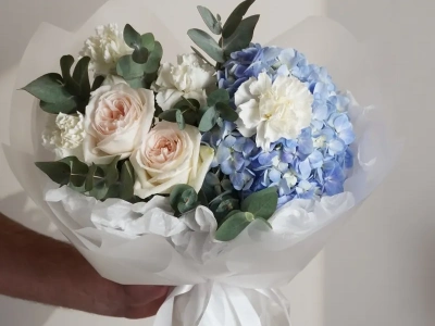 Букет с розами и гортензией