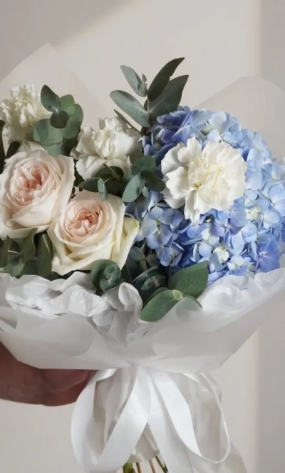 Букет с розами и гортензией