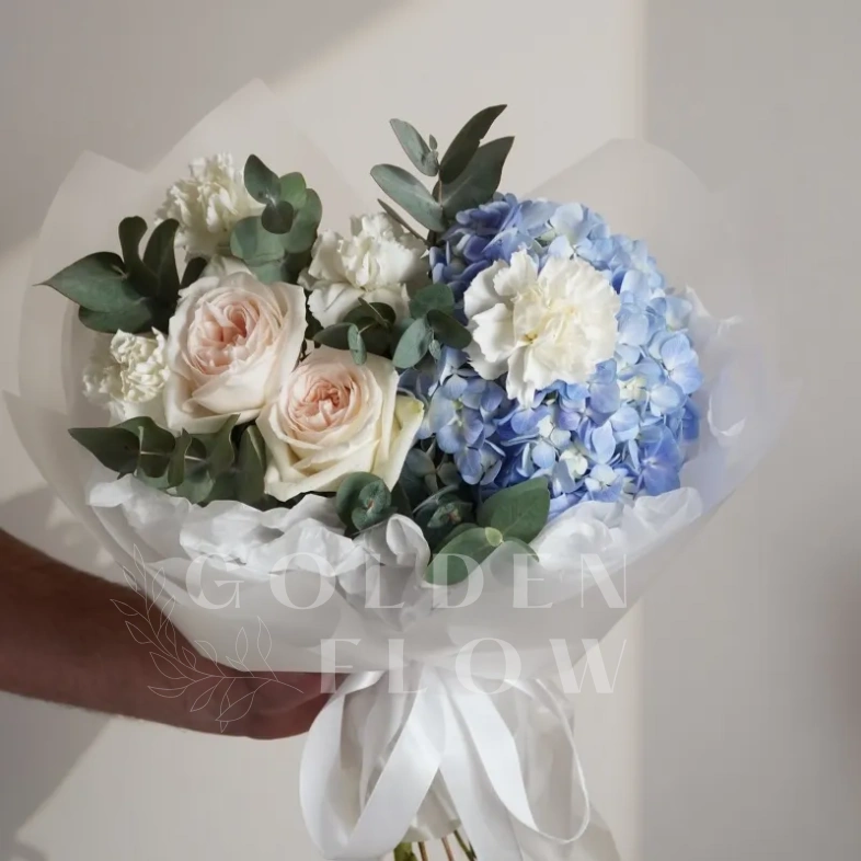 Букет с розами и гортензией