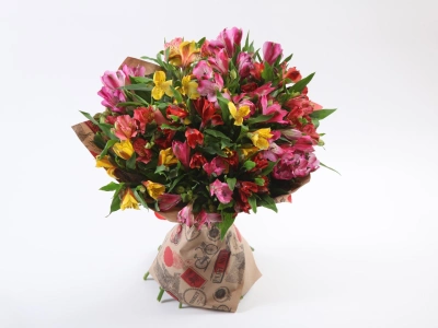 Букет из разноцветных альстромерий