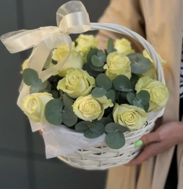 Корзина с розой и эвкалиптом 