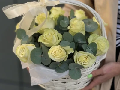 Корзина с розой и эвкалиптом 
