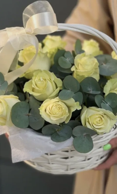 Корзина с розой и эвкалиптом 