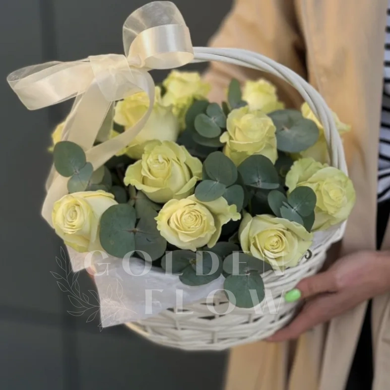 Корзина с розой и эвкалиптом 