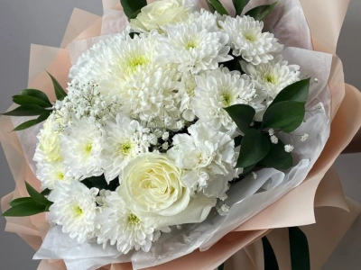 Сборный букет в белом цвете