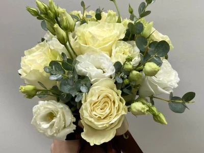 Букет невесты из роз и эустомы