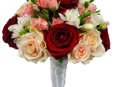 Букет невесты в красно-розовом цвете