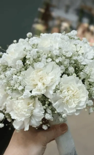 Букет невесты из диантусов и гипсофилы 