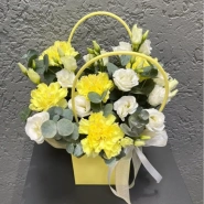 Композиция в сумочке из диантуса и эустомы  0