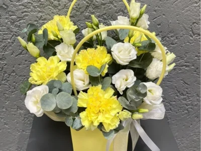 Композиция в сумочке из диантуса и эустомы 