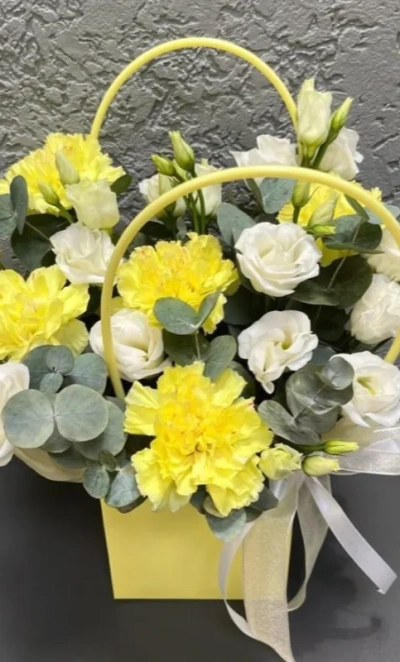 Композиция в сумочке из диантуса и эустомы 