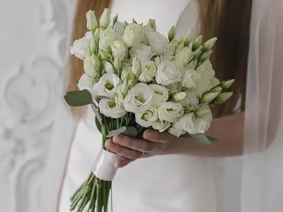 Букет невесты из эустомы с зеленью 