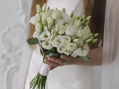 Букет невесты из эустомы с зеленью 