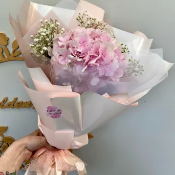 Букет с гортензией и гипсофилой «Воздушность»