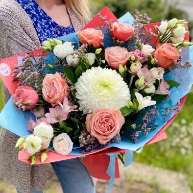 Букет с одноголовой хризантемой и розами «Фиеста»