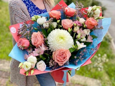 Букет с одноголовой хризантемой и розами «Фиеста»