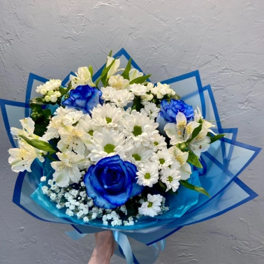 Сборный букет с синими розами «Голубой небосклон»