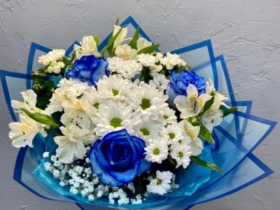 Сборный букет с синими розами «Голубой небосклон»