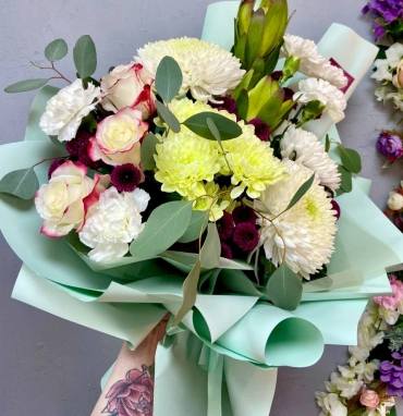 Сборный букет с розами и одноголовой хризантемой «Фьюжн»