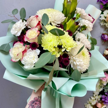 Сборный букет с розами и одноголовой хризантемой «Фьюжн»