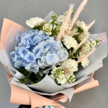 Букет с гортензией «Розовый туман»