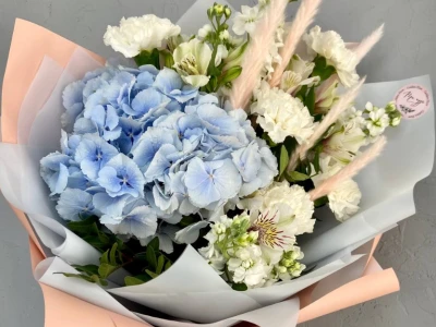 Букет с гортензией «Розовый туман»