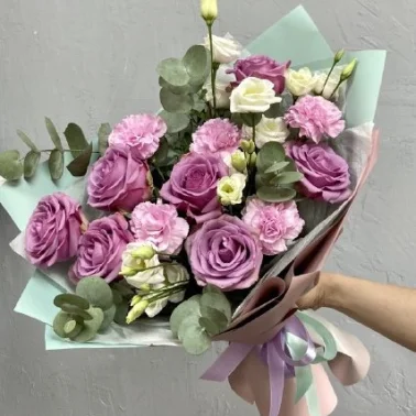 Букет с розами, эустомой и диантусом «Прекрасное создание»