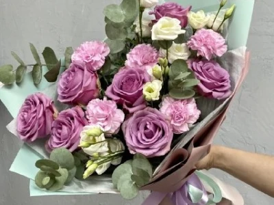 Букет с розами, эустомой и диантусом «Прекрасное создание»