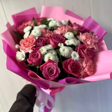 Сборный букет с розами и хризантемой «Малиновый рай»