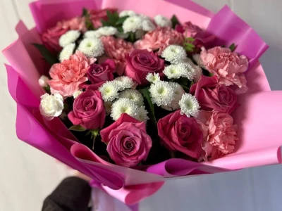 Сборный букет с розами и хризантемой «Малиновый рай»