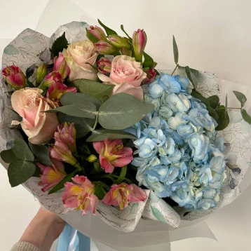 Сборный букет с гортензией, розой и альстромерией «Диона»