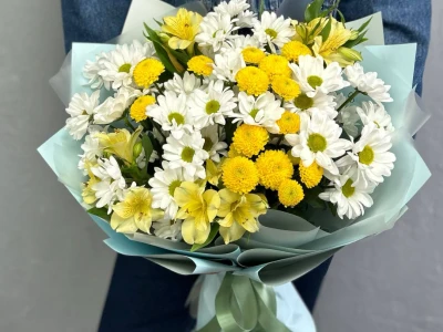 Сборный букет из хризантем и альстромерии «Ажурность»