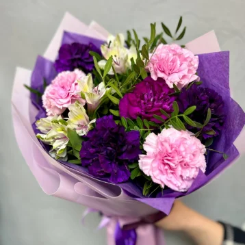 Сборный букет с гвоздикой и альстромерией «Соффит»