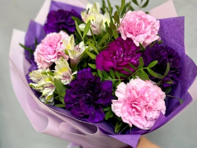 Сборный букет с гвоздикой и альстромерией «Соффит»