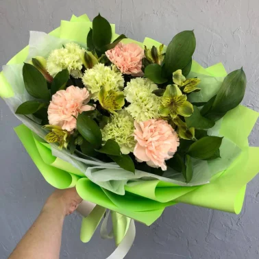 Сборный букет с диантусами «Летний парк»