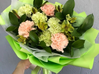 Сборный букет с диантусами «Летний парк»