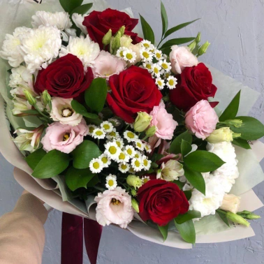 Сборный букет с розами и эустомой «Мистерия»