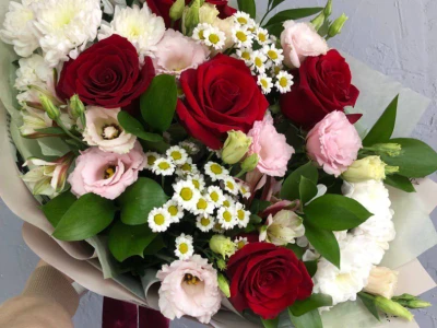 Сборный букет с розами и эустомой «Мистерия»