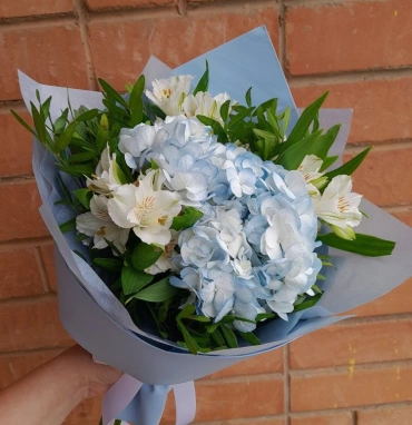 Букет из Гортензии и Альстромерии 