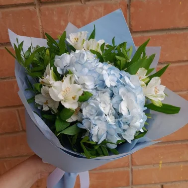 Букет из Гортензии и Альстромерии 