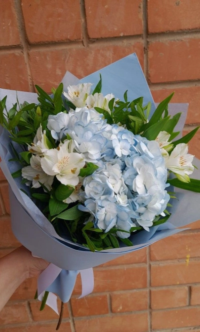 Букет из Гортензии и Альстромерии 