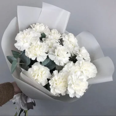 Букет из диантусов и эвкалипта «Белый танец»