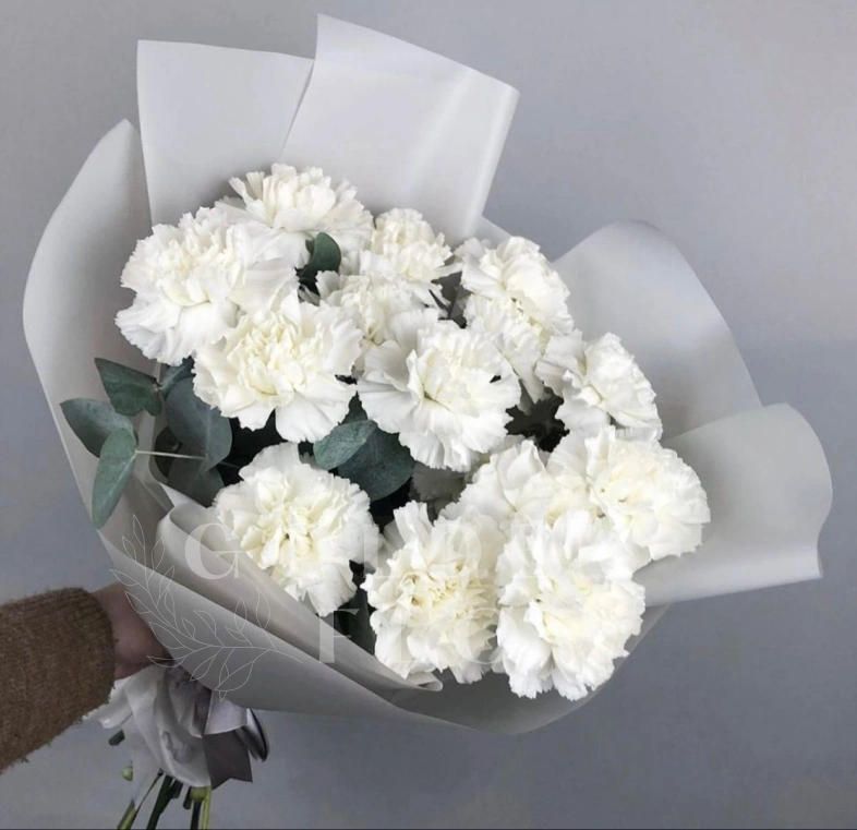 Букет из диантусов и эвкалипта &laquo;Белый танец&raquo;