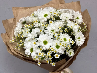 Букет из хризантем и ромашек «Полевой полет»