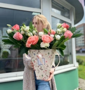 Розы и эустома в коробке &laquo;Объятия&raquo; 0