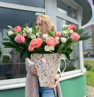 Цветы в коробке «Объятия»