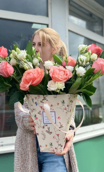 Розы и эустома в коробке «Объятия»