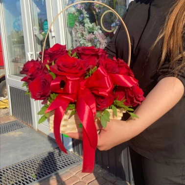 Композиция из роз в корзине  «Рубиновое сияние»