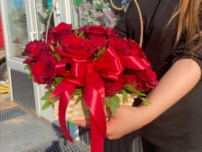 Композиция из роз в корзине  «Рубиновое сияние»