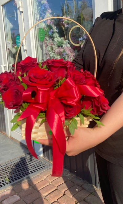 Композиция в корзине  «Рубиновое сияние»